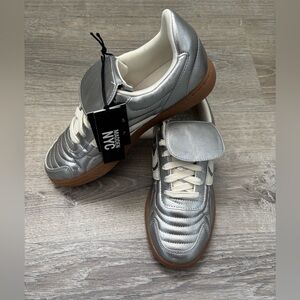 ❤️NWT+BOX MADDEN NYC SILVER CUTE+FLATTERING SNEAKER